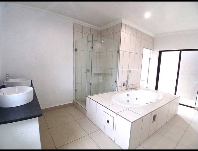 4 BEDROOM GOLF ESTATE FOR SALE IN BLUE VALLEY GOLF ESTATE